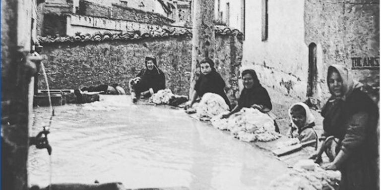 Lavanderas de Horta lavando la ropa en una imagen de archivo / SALVEM L'ILLA DE LES BUGADERES D'HORTA