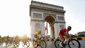 Varios ciclistas  cruzan el Arco del Triunfo en la avenida de los Campos Elíseos en París, Francia, durante una etapa del Tour de Francia / TDP