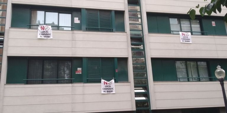 Pancartas contra un club cannábico en Sarrià / MA - JORDI SUBIRANA
