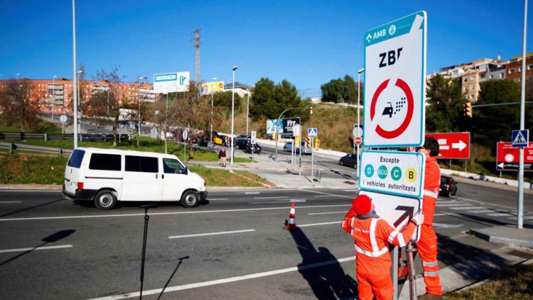 Técnicos del Área Metropolitana de Barcelona han instalado la nueva señalización viaria de la Zona de Bajas Emisiones en las rondas de Barcelona / EFE - Alejandro Garcia