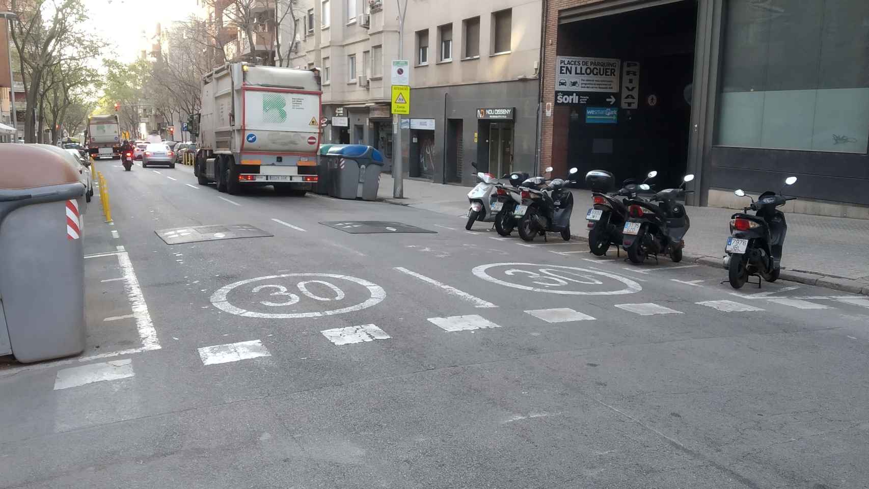 Dos cojines berlineses, en la calle de Dos de Maig, con unas señales de prohibido circular a más de 30 km/h / MA - JORDI SUBIRANA