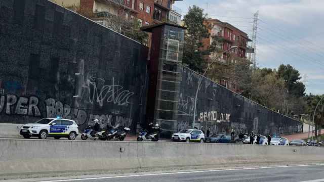 Coches de la Guardia Urbana de Barcelona y de la Policía Local de Montcada i Reixac en la Meridiana / METRÓPOLI ABIERTA