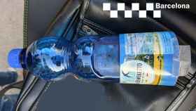 Móvil escondido en una botella de agua del presunto pervertido / GUARDIA URBANA