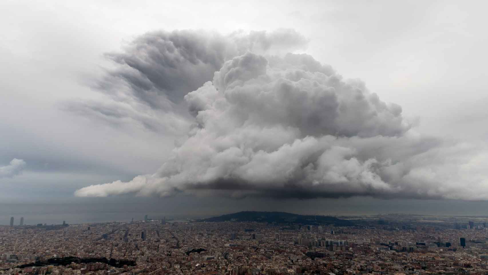 Panorámica de Barcelona con el cielo tapado / ALFONS PUERTAS - @alfons_pc