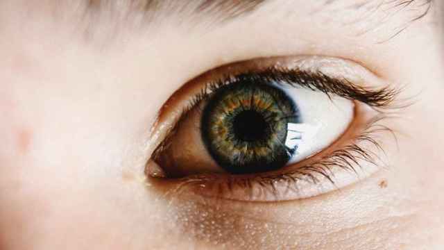 Imagen de una persona con ojo vago que se podría corregir / PIXABAY