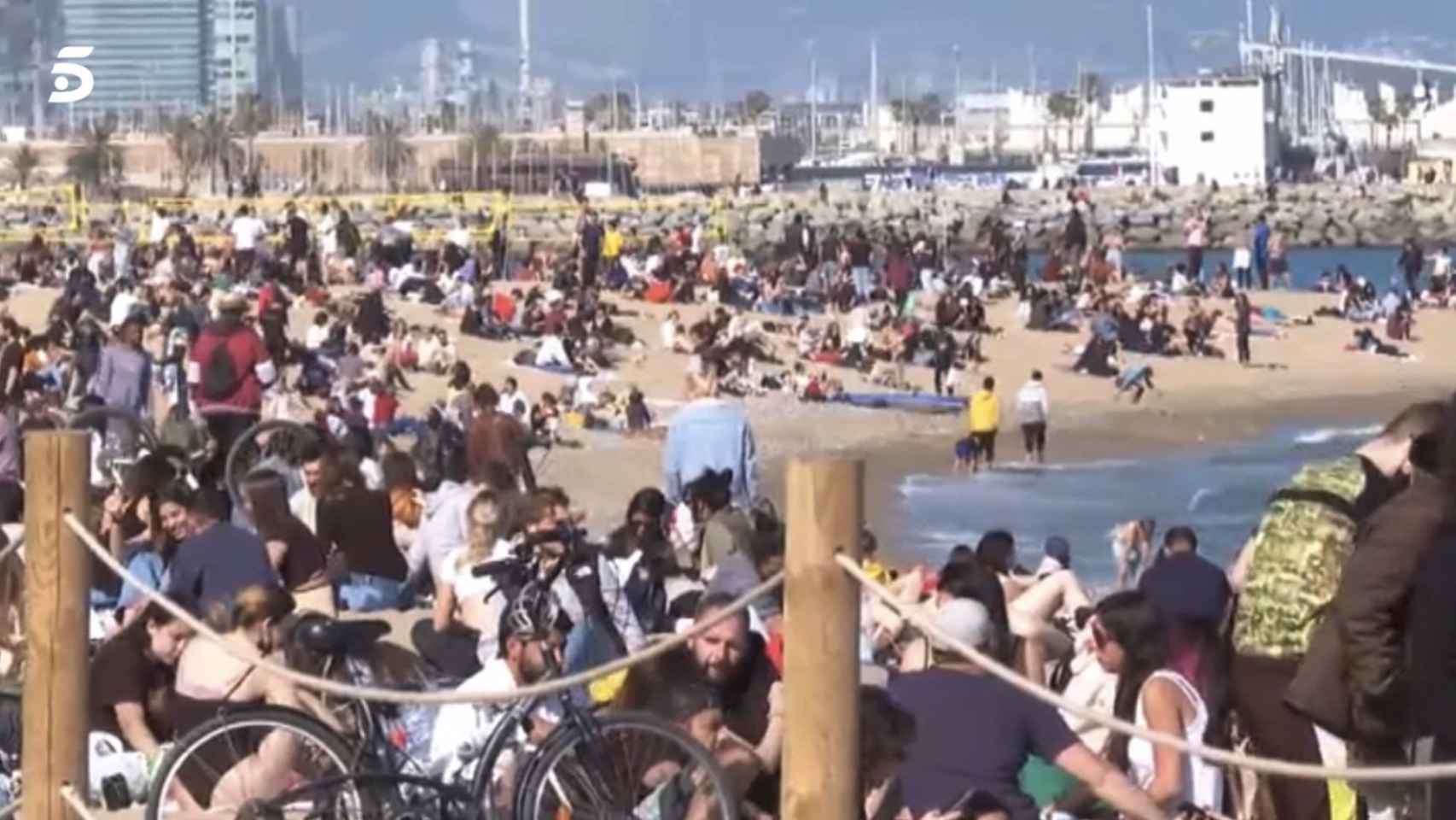 La playa de Barcelona plagada de gente / RR.SS.