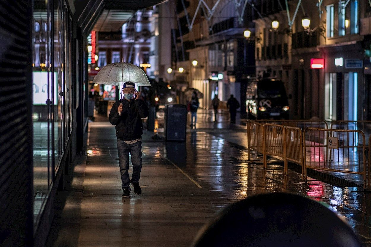 Una persona camina por Madrid en la primera jornada de toque de queda en la capital / EFE - Rodrigo Jiménez