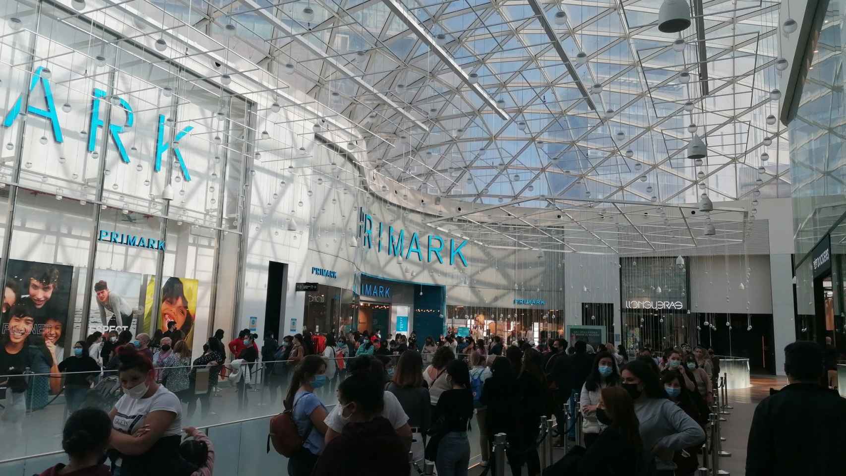 Cola de Primark en el centro comercial Diagonal Mar de Barcelona / CEDIDA