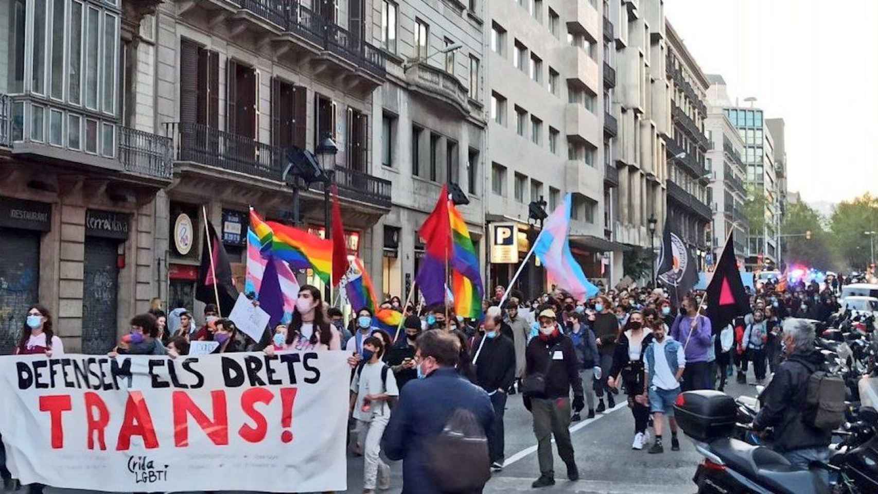 Manifestación en favor de los derechos de las personas transgénero a su paso por Via Laietana / TWITTER- CRIDA LGTBI