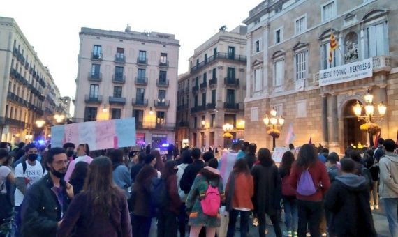 La protesta en favor de la ley trans ha acabado en la plaza de Sant Jaume / TWITTER- CRIDA LGTBI