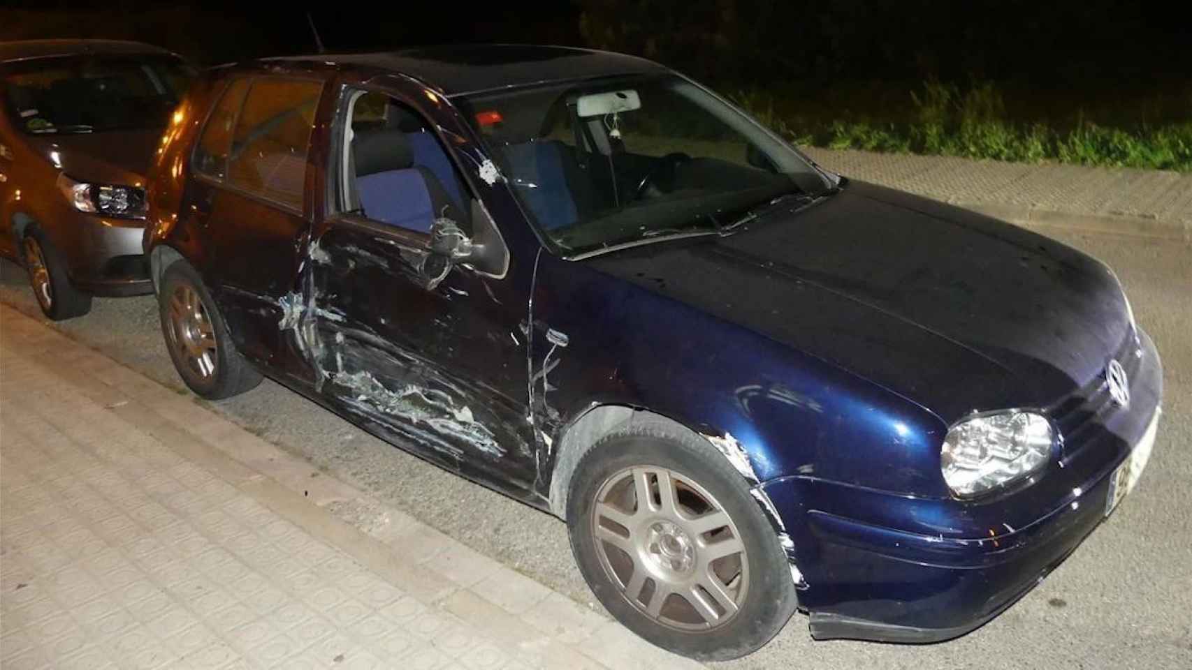 Así quedó el coche tras el accidente en que un motorista resultó herido muy grave / MOSSOS D'ESQUADRA