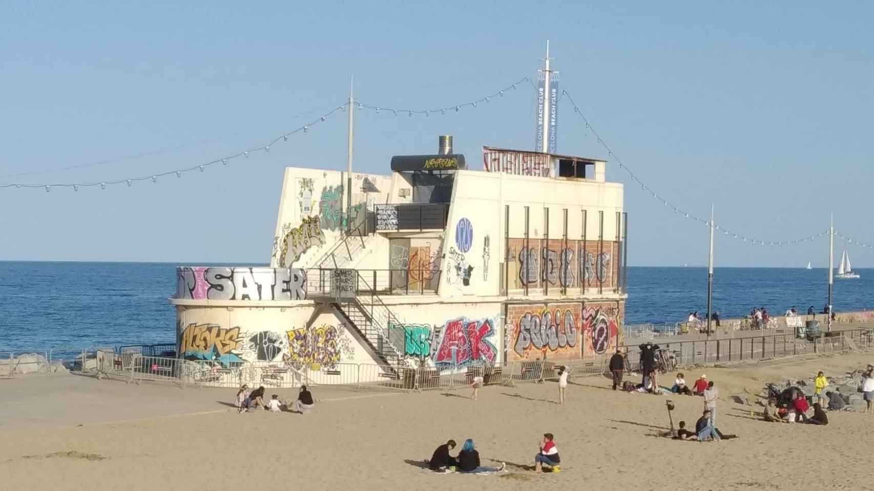 El restaurante Barcelona Beach Club, tapiado y abandonado / MA