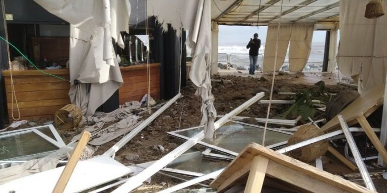 Destrozos en el restaurante Beach Club, en las playas de Barcelona, tras el temporal 'Gloria' / MA - JORDI SUBIRANA