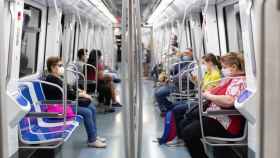 Pasajeros con mascarilla en el Metro de Barcelona / EFE