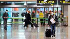 Pasajeros en el Aeropuerto de Barcelona con una PCR negativa / EFE