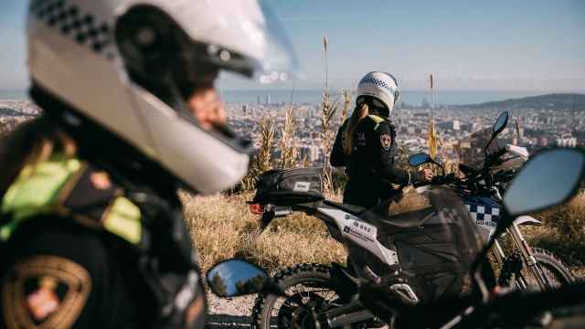 Dos agentes de la unidad motorizada de la Guardia Urbana en la carretera de les Aigües de Barcelona / AYUNTAMIENTO DE BARCELONA