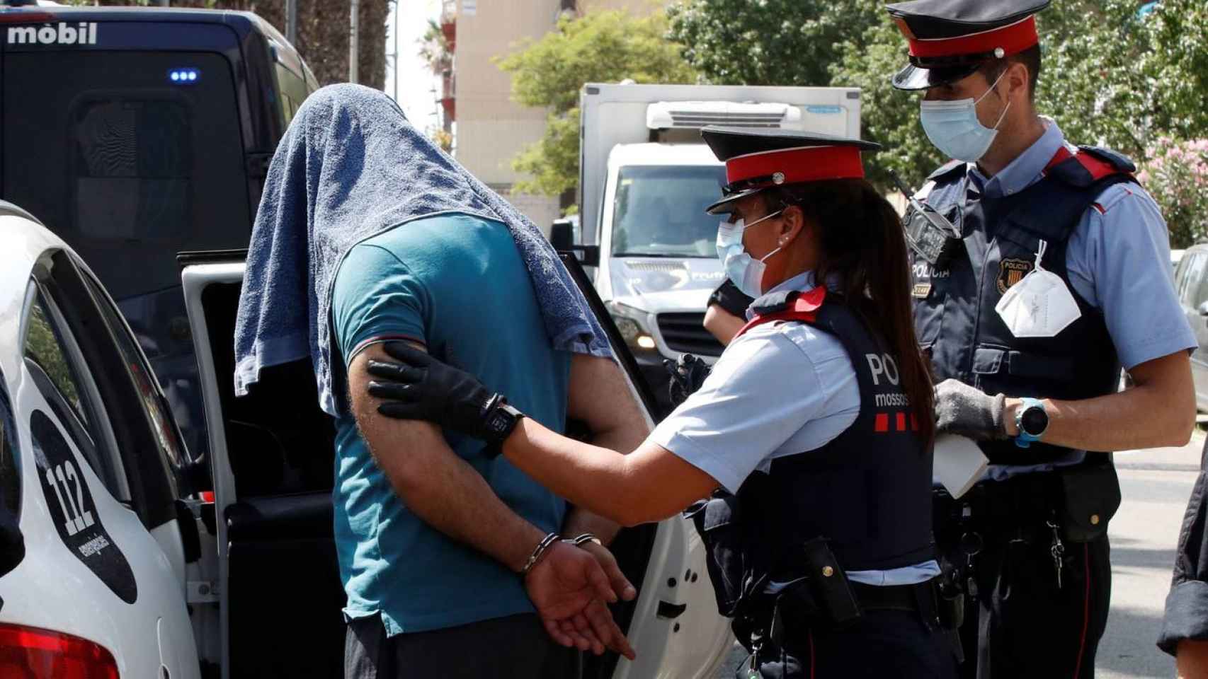 Agentes de los Mossos d'Esquadra con un detenido en Santa Coloma / EFE