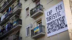 Cartel contra los pisos turísticos en Barcelona / iStock