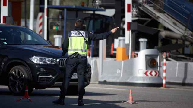 La Policía Nacional comprueba que las personas que acceden a España por este paso principal de conexión por carretera con el país vecino cuenten con un certificado de prueba PCR