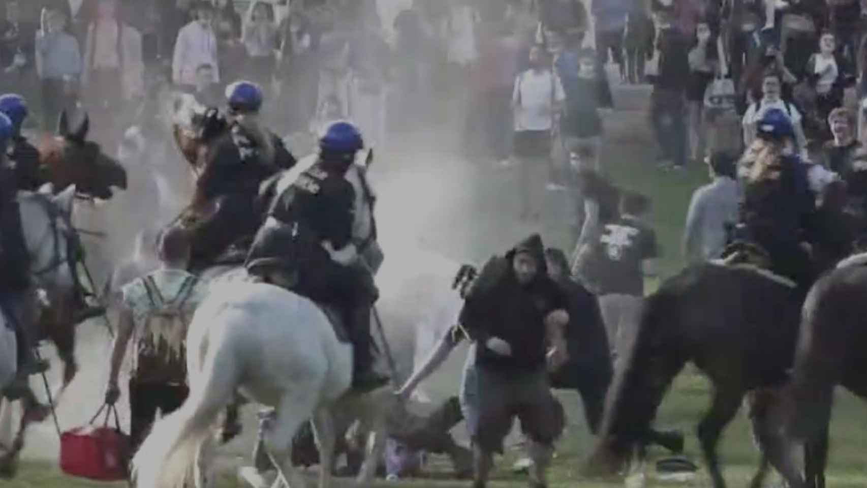 Policías a caballo cargan en un parque de Bruselas contra los asistentes a un concierto / EFE