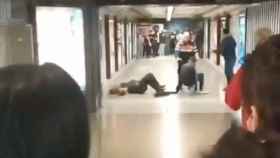 Un vigilante yace en el suelo, herido, mientras otro intenta, sin éxito, reducir a sus dos atacantes / REDES SOCIALES