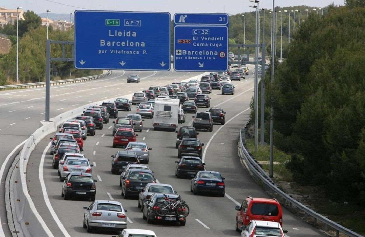 Vehículos volviendo a Barcelona en una operación retorno / ARCHIVO