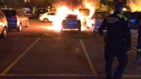 Uno de los coches que ha quemado esta noche en L'Hospitalet / TWITTER - @SplCme