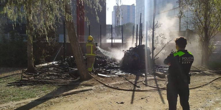 Un bombero extinguiendo el fuego originado en la caseta de obras / TWITTER - @SplCme