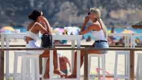 Dos turistas en una terraza disfrutan de un soleado día en la playa / EFE - A. Carrasco Ragel