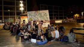 Botellón en las Tres Xemeneies de Barcelona tras el cierre de las discotecas / FECALON