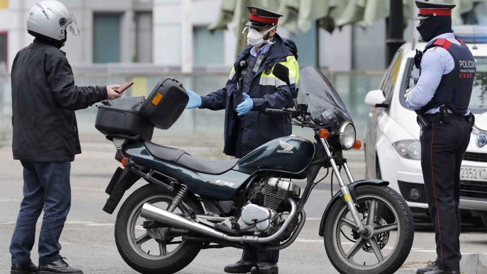 Una patrulla de los Mossos d'Esquadra controla a los vehículos que se desplazan en el centro de Barcelona / EFE