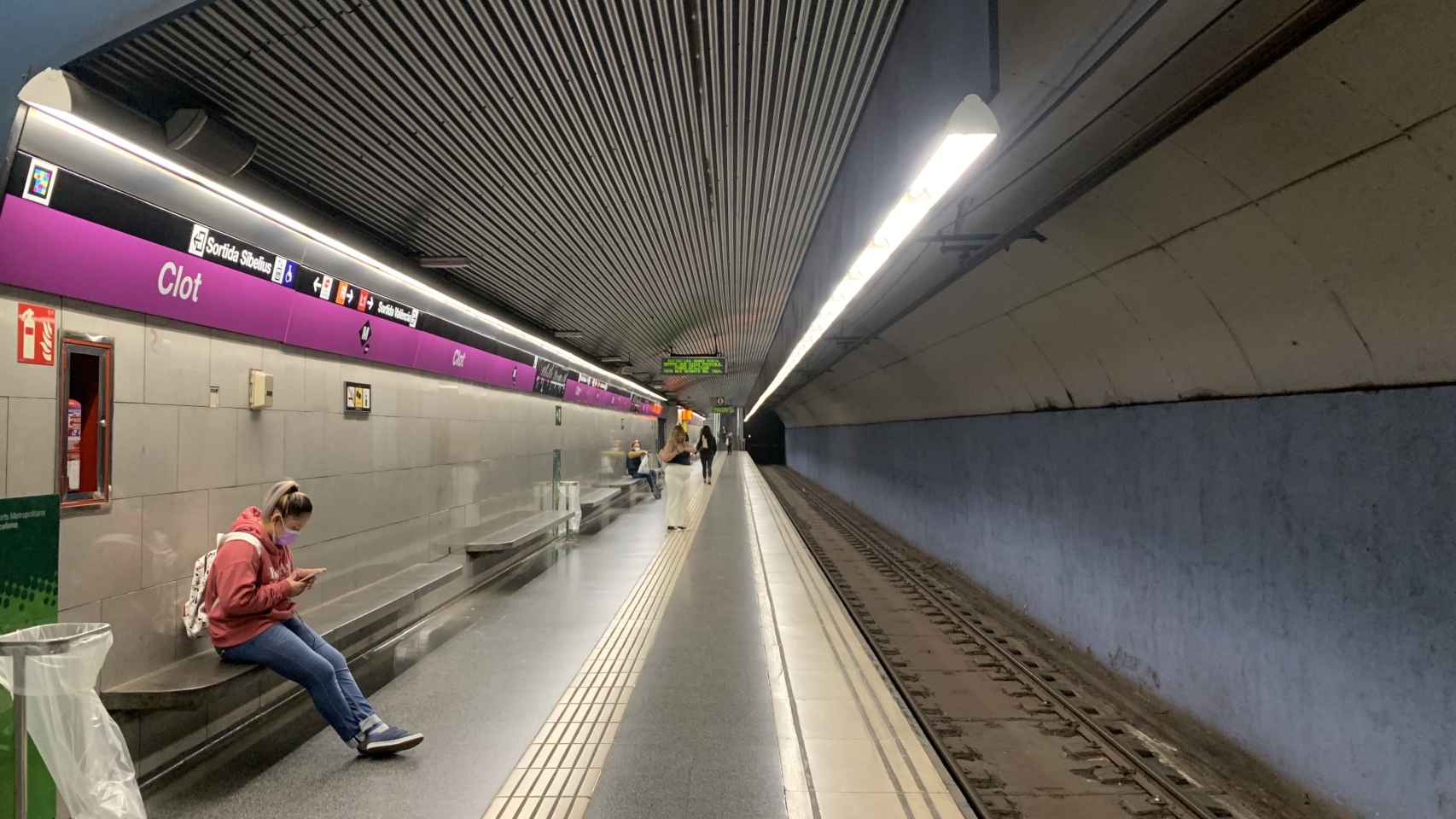 Andén de la estación de Clot de la línea 2 (L2) del metro / METRÓPOLI