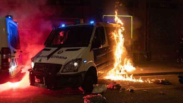 Incendio en el furgón de la Guardia Urbana, el pasado 27 de febrero / EUROPA PRESS