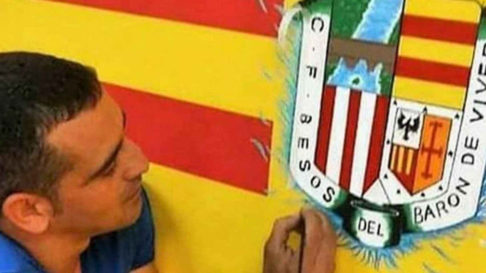 Edu Colmena, junto al escudo del club de fútbol Baró de Viver / CG