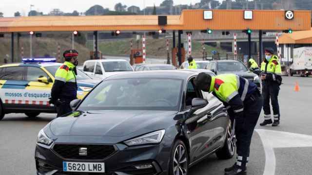 Los Mossos d'Esquadra realizan un control en el peaje de una autopista / EFE