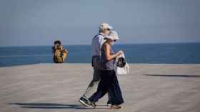 Personas paseando al lado del mar tapados con una mascarilla / ARCHIVO