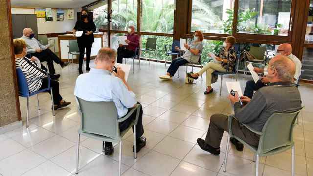 Personas mayores en el taller de escritura del Programa para Gente Mayor de la Fundación La Caixa