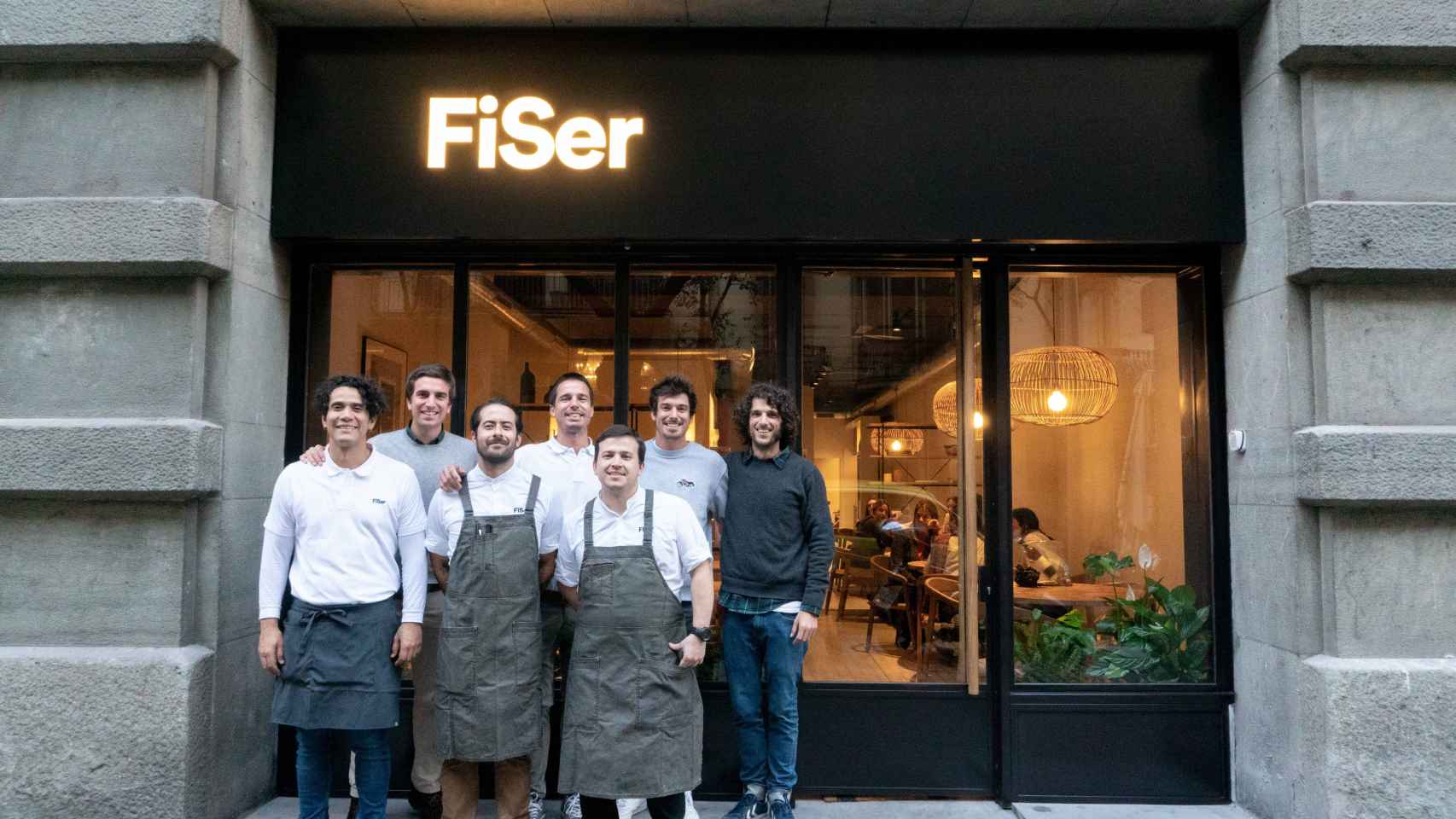 Equipo de FiSer frente al restaurante / MA