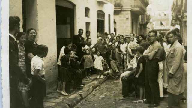 Personas de etnia gitana reunidas en una calle de Gràcia / AJ BCN