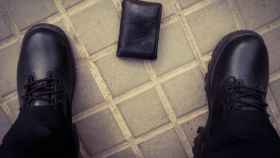 Una cartera en el suelo, como la que encontró la mujer en La Barceloneta / GUARDIA URBANA