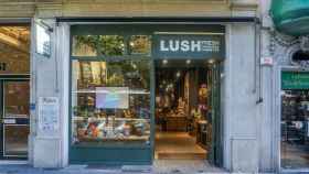 Exterior de una tienda situada a pie de calle en Rambla Catalunya / LUSH
