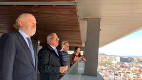 Josep Bou con los consejeros de distrito del PP en la terraza del Ayuntamiento / PP