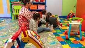 Niños juegan con la maestra en una guardería / EFE
