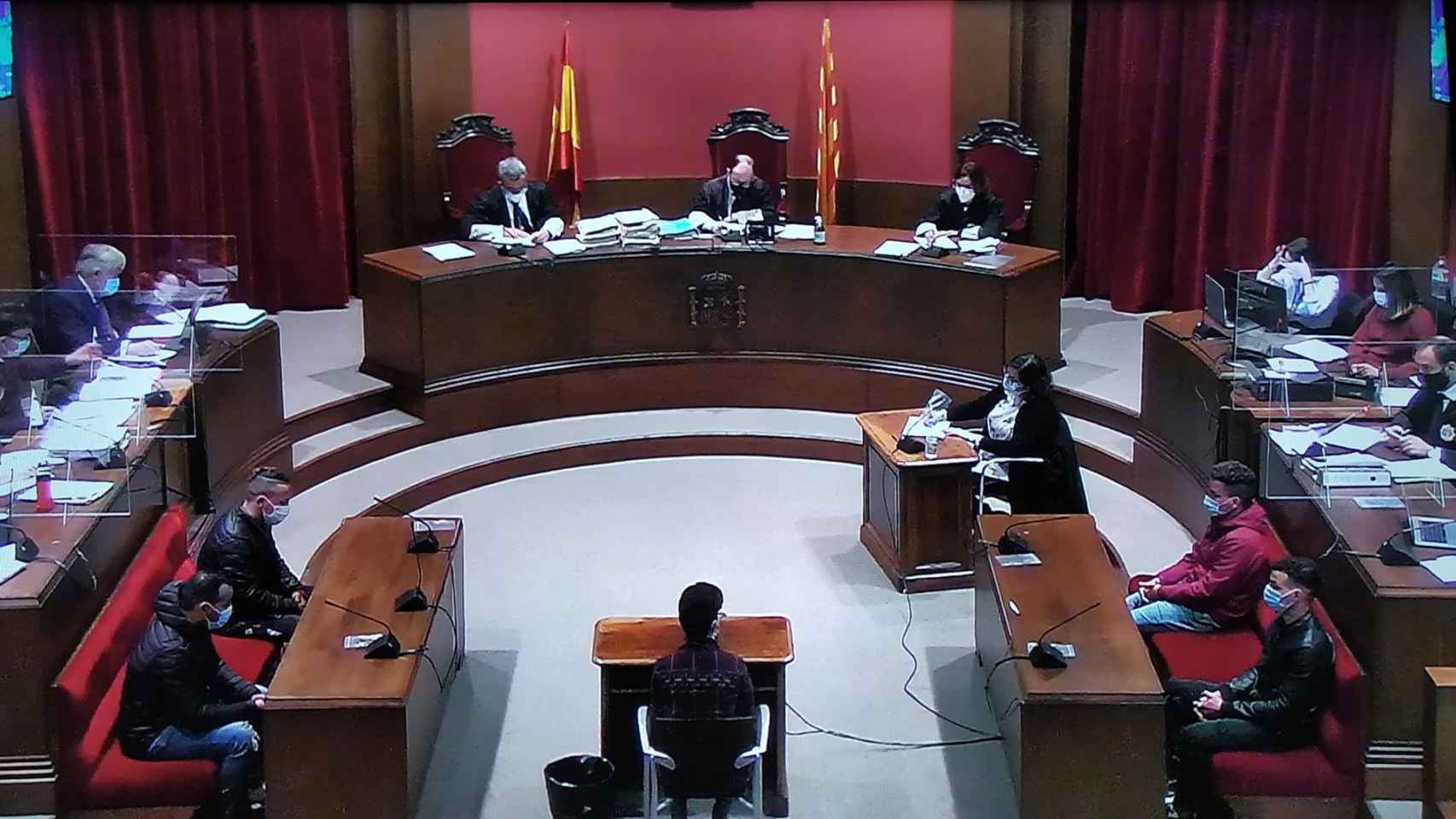 Segunda sesión del juicio a 'la manada de Sabadell' por una violación múltiple en 2019. En la Audiencia de Barcelona, el 7 de abril de 2021 / EUROPA PRESS
