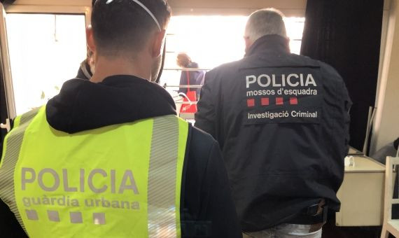 Operativo policial conjunto en el narcopiso de Sants-Montjuïc / GUARDIA URBANA