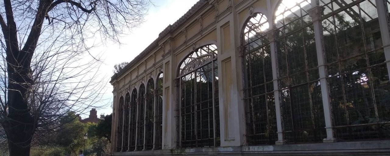 El exterior del Hivernacle, en el parque de la Ciutadella, totalmente degradado / MA - JORDI SUBIRANA