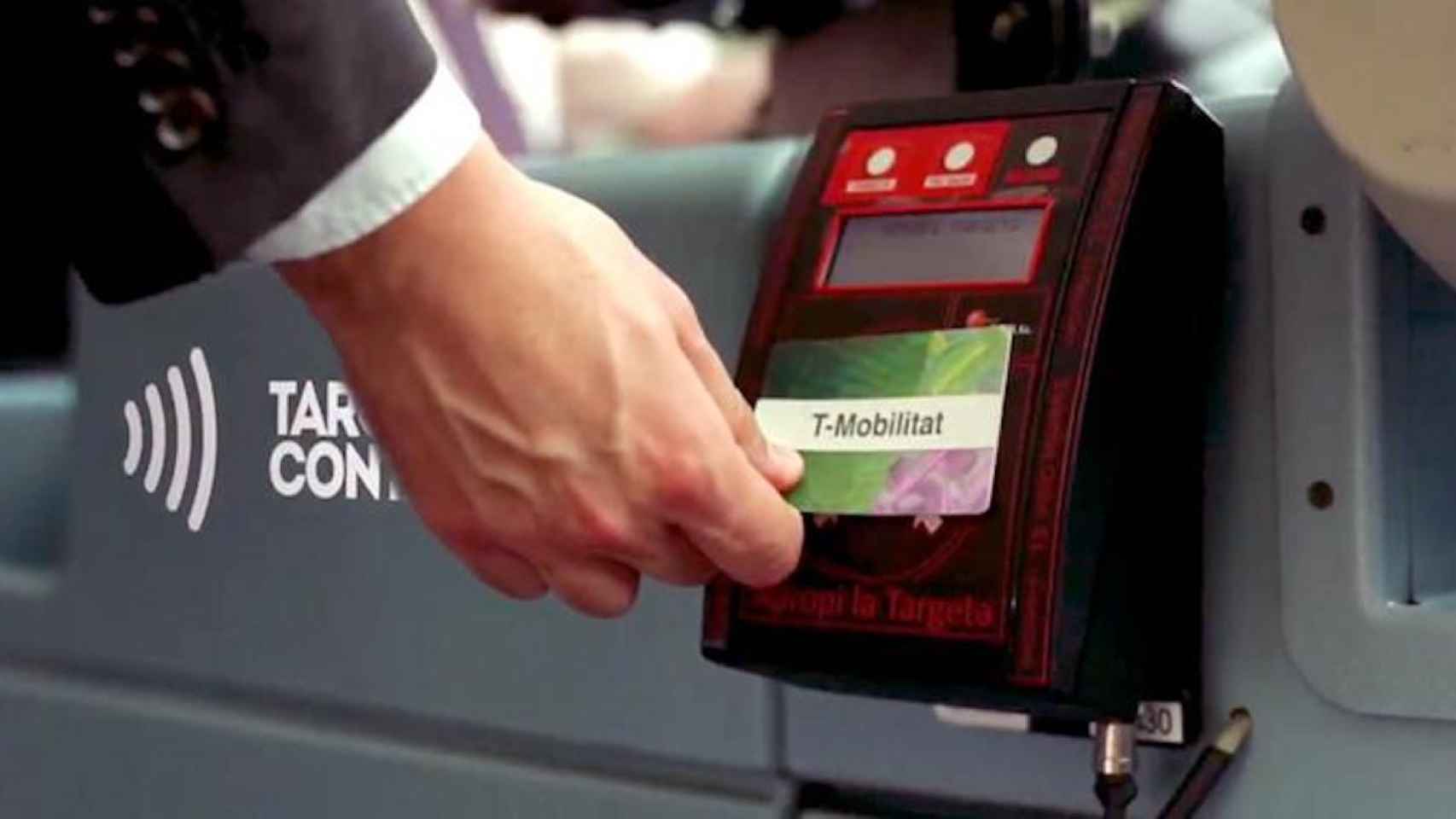 Un usuario utiliza una T-Mobilitat / ATM