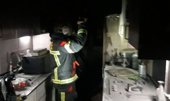Un bombero en la cocina incendiada en Horta-Guinardó esta pasada maddrugada / TWITTER- BOMBERS BCN