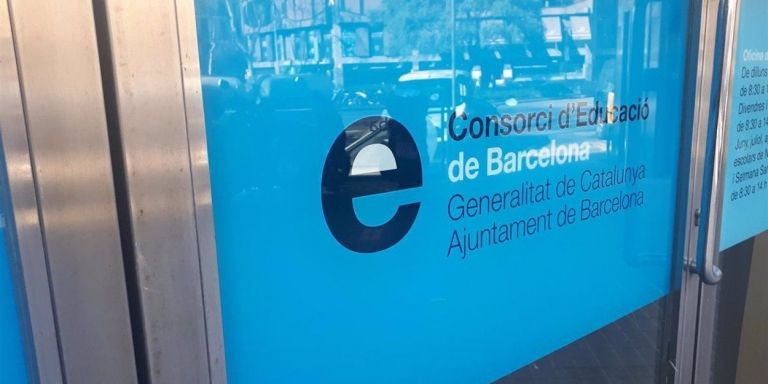 Puerta de entrada a las oficinas del Consorcio de Educación de Barcelona en plaza Urquinaona / EUROPA PRESS