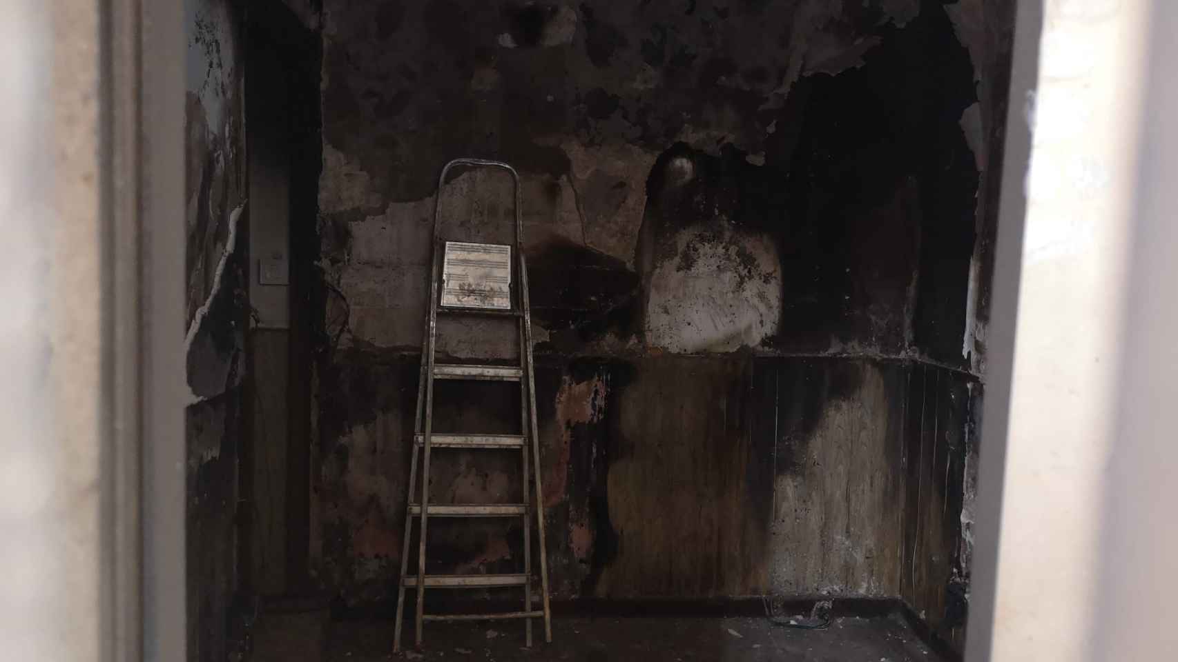 Interior calcinado de un supuesto taller clandestino después del incendio del 4 de abril / METRÓPOLI ABIERTA